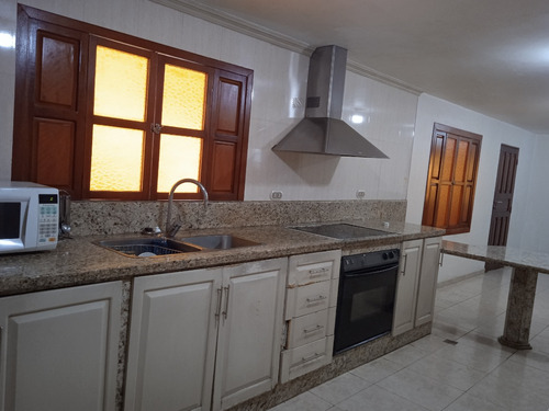 En Villa Heroica Bonita Casa En Esquina. Ven A Conocerla