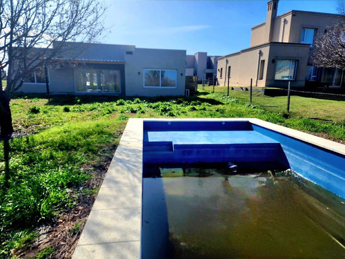 Casa En Area 2. San Sebasrian. Boote Y José Hernandez. Escobar