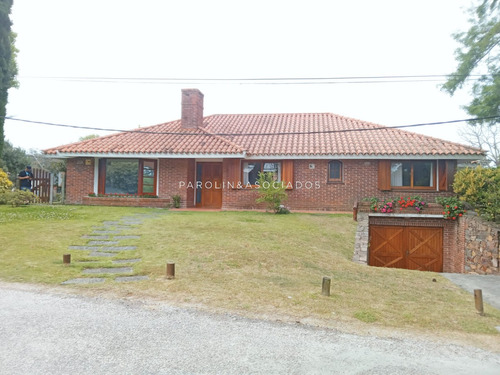 Chalet Tradicional En Playa Mansa, 3 Dormitorios, Pinares