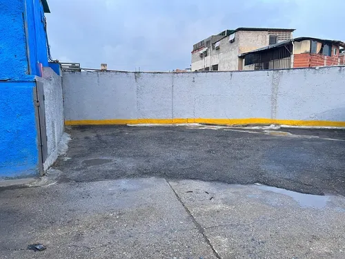 Gran Estacionamiento Para Más De 350 Carros. 3800m2 Incluye Una Casa De Dos Plantas