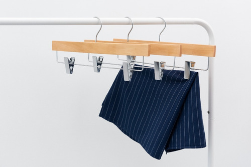 Imagen 4 de 4 de Pack De 50 Perchas De Madera Natural Rectas Con Broches