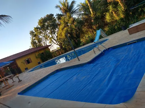 Churrasqueira, piscina, salão de jogos e lareira: uma casa para