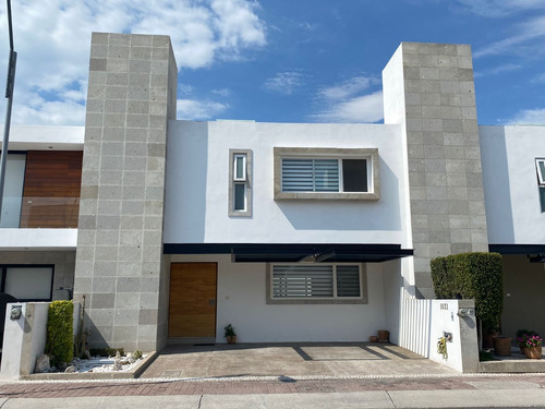 Moderna Residencia En Juriquilla Querétaro, Oportunidad De Compra, Cerca De Zonas Comerciales, Hospitales Y Escuelas.  