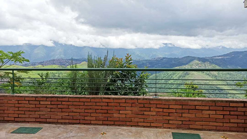 Townhouse Casa En Venta En Loma Linda. Posee Terraza Con Vista