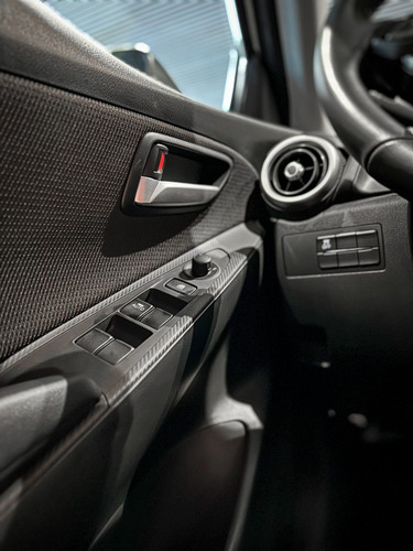 Imagen 10 de 15 de Mazda 2 Touring Sedan Machine Gray Mecánico