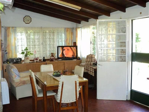 Imagen 6 de 6 de Chalet Clasico Venta - Castelar Norte - Amplio Lote - Permuta