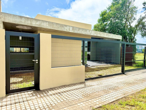 Venta Casa De 2 Dormitorios Con Piscina En Ecotierra, Pueblo Esther