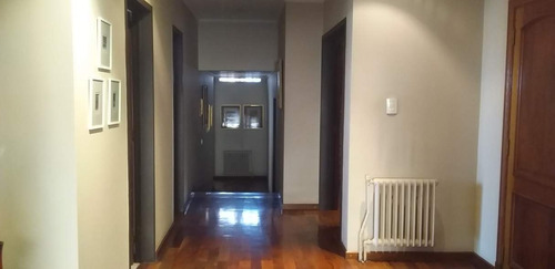 Casa De Categoría En Venta De 3 Dorm. En Villa Cabrera, A Metros Del Shopping.
