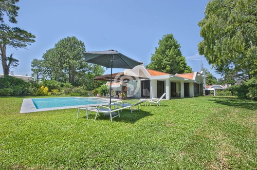 Casa De 4 Dormitorios Con Piscina Climatizada En Alquiler- Ref: 3378