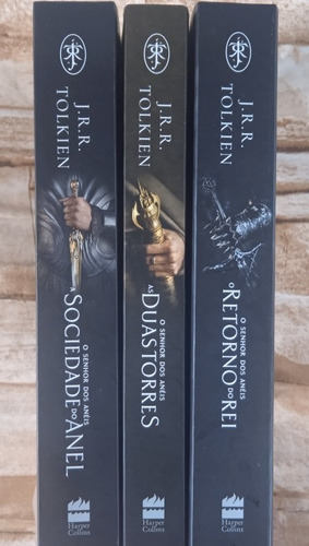 Livro Senhor Dos Anéis: Trilogia - Capa Os Anéis Do Poder, De J. R. R. Tolkien. Editorial Harpercollins Brasil, Capa Mole Em Português, 2022. (Usado)