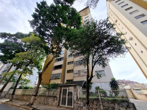 Se Vende Apartamento En La Urbina, Carcas. 24-1734