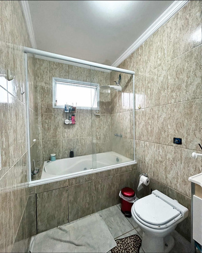 3 Quartos, 2 Banheiros, 1 Suite