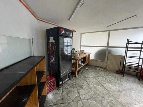 Arriendo Local Comercial De 102 M2 + 97 M2 De Altillo, Metro