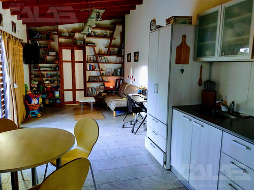 Moderna Propiedad De 3 Ambientes En Villa Udaondo Con Espacioso Parque