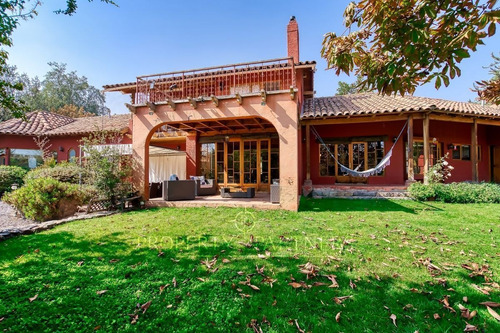 Gran Casa En Condominio, Cercana A Colegio Sek, Peñalolen.