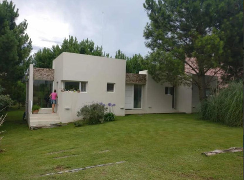 Casa En Venta - 3 Dormitorios 2 Baños - 1300mts2 - Costa Esmeralda