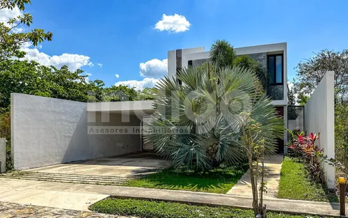 Casa En Venta En Mérida En Privada Arbórea En Conkal