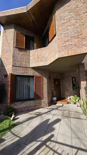 Solido Duplex De 4 Ambientes Con Cochera Y Jardin En Venta. Olivos