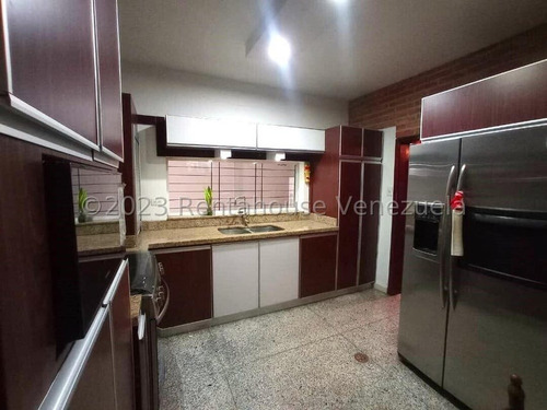 Casa En Venta Calle Cerrada, De Un Nivel, Muy Conservada Y Con Cocina Actualizada, Tiene Una Dimension De 373.27 Mtrs De Terreno Ymp 247.42 Mtrs De Construccion. Trigal Centro Valencia 24-7873