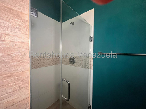 Acogedor Espacio En Planta Alta De Casa Comercial, Lara, Barquisimeto // Paola Bello // Rah Centroccidente // #25-19635