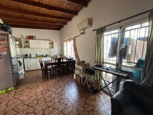 Casa En Venta - 4 Dormitorios 2 Baños - 688mts2 - La Plata