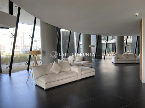 Oportunidad En Artower, Piso Alto Con Excelente Vista, 1 Dormitorio Y Medio