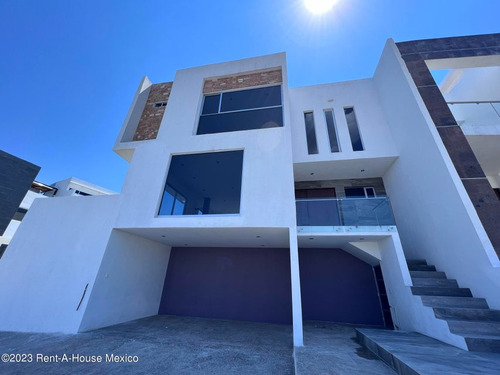 Renta Casa De Autor Con Terraza  Y Sotano, Zibata