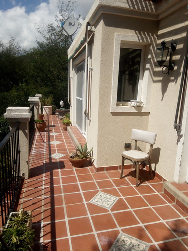 Casa De Diseño, Alta Gama, Moderna En La Cumbre