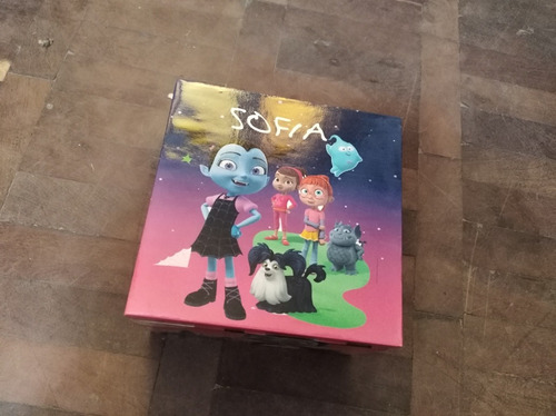 Imagen 2 de 7 de Sorpresitas Cajas De Madera Vampirina
