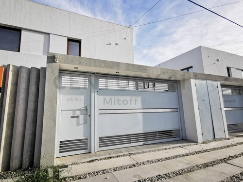 Imagen 1 de 15 de Dúplex Tipo Casa Al Frente De 3 Dormitorios, Jardín Y Cochera En Venta En Gonnet