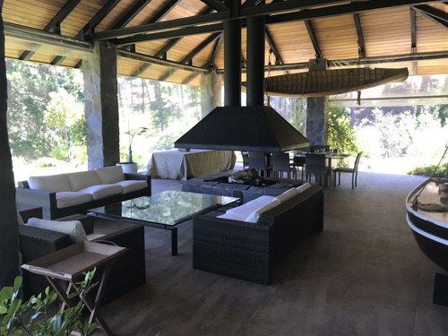 Casa En Venta De 6 Dorm. En Vichuquén