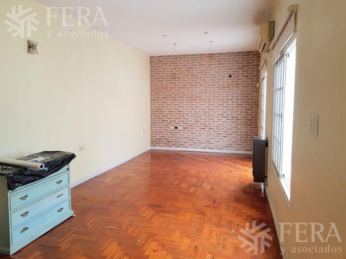 Venta De Casa 5 Ambientes Con Cochera Cubierta Y Patio En Don Bosco (26796)