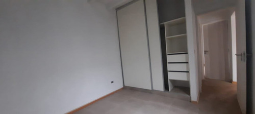 Casa En Venta De 2 Dormitorios C/ Cochera En Luzuriaga