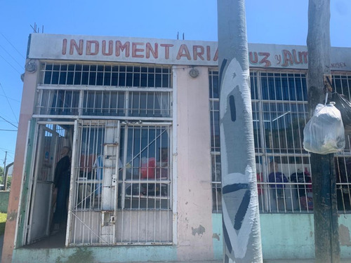 Venta De Local Comercial En Esquina, De Dos Arterias De Buen Transito, Frente A Complejo De Viviendas