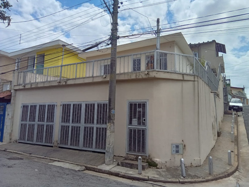 Casa Grande, Com Ótima Acessibilidade E Gerando Renda.