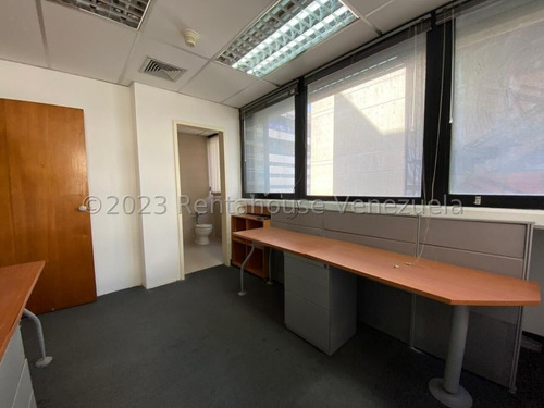 Imagen 13 de 14 de Amplia Y Cómoda Oficina De 206 Mts, Muy Bien Ubicada En El Corazón Del Rosal. Cuenta Con Mas De 15 Espacios De Trabajo, 5 Despachos Cerrados, Aire Acondicionado Central, Internet , 5 Puestos