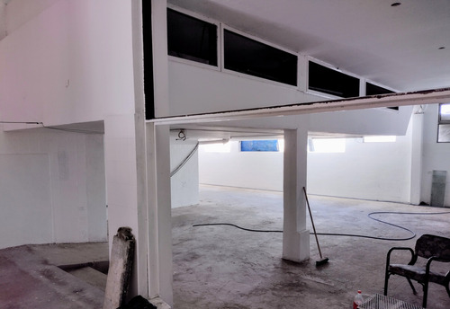 Oficinas En Liniers Con Multiples Salones Con Patio