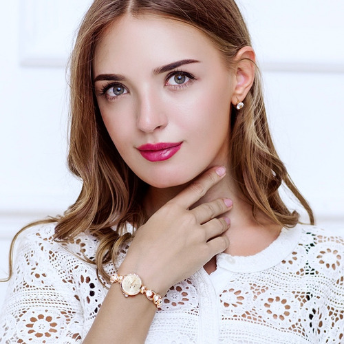 Relógio Dourado Feminino De Pulso Quartz Pulseira Com Pedras Fundo Branco