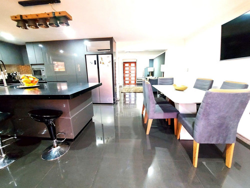 Remodelada Con Líneas Simples Y Sectores Amplios