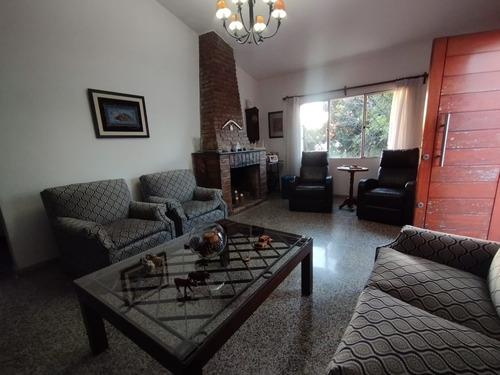 Se Vende Casa De 3 Dormitorios Con Gran Terreno Sobre Ruta 8 Próxima A Zona America