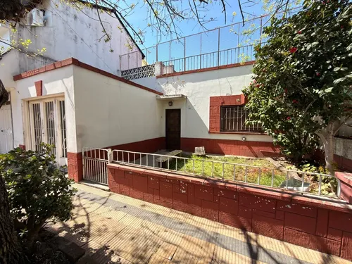 Casa En Venta De 8,66 X 20 En Villa Raffo A Pasos De Gral. Paz Y Av. Lope De Vega