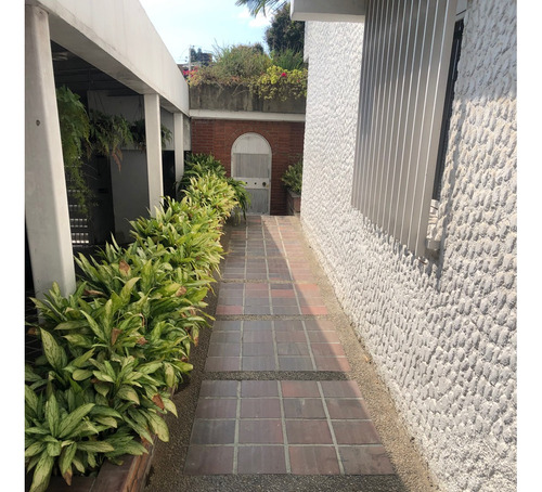 Estupendo Edificio De 3 Plantas Con 3 Apartamentos. Ideal Para Un Grupo Familiar