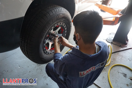 Servicio De Montaje Profesional De Llantas Para Auto
