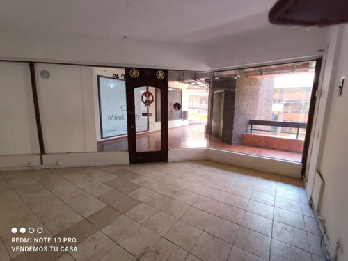 Amlplio Local Comercial En Paseo Las Palmas, Providencia