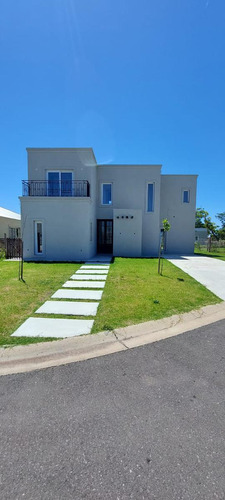 Casa En  Barrio Santa Lucia Pilar Del Este