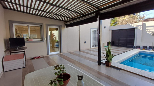 Venta Casa 4 Ambientes Villa Luzuriaga- Permuta !!
