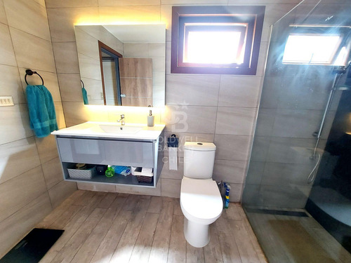 Remodelada Con Líneas Simples Y Sectores Amplios
