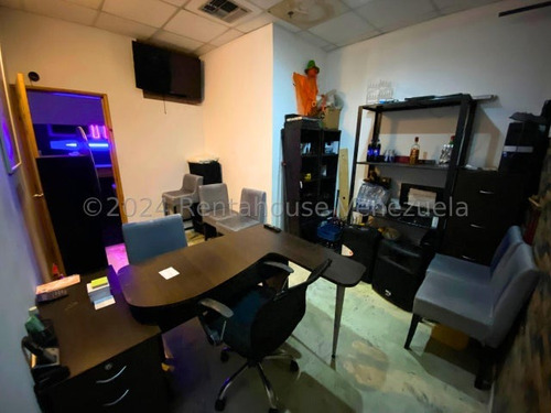 María Valera Te Ofrece A Ti, Inversionista, Gran Oportunidad Venta De Negocio En El Este De Barquisimeto. Alto Tráfico Vehicular Y Peatonal, Amplio Salón Comedor, Estilo Moderno, Ideal Para Disfrutar.