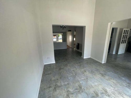 Casa En Venta - 2 Dormitorios 2 Baños - 206mts2 - Tolosa