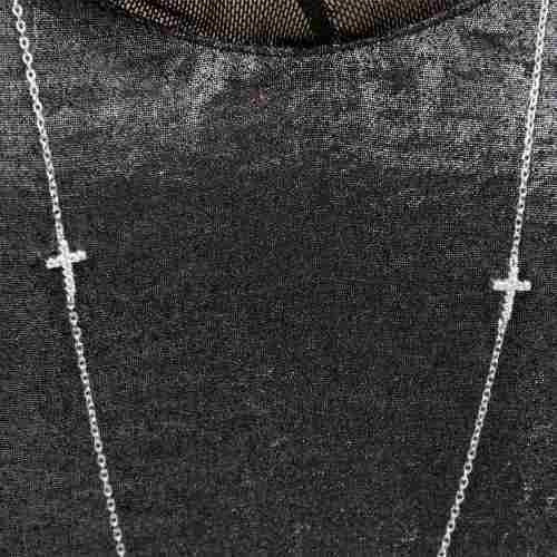 Colar Prata Com Mini Crucifixo Cravejado Em Zircônia Branca